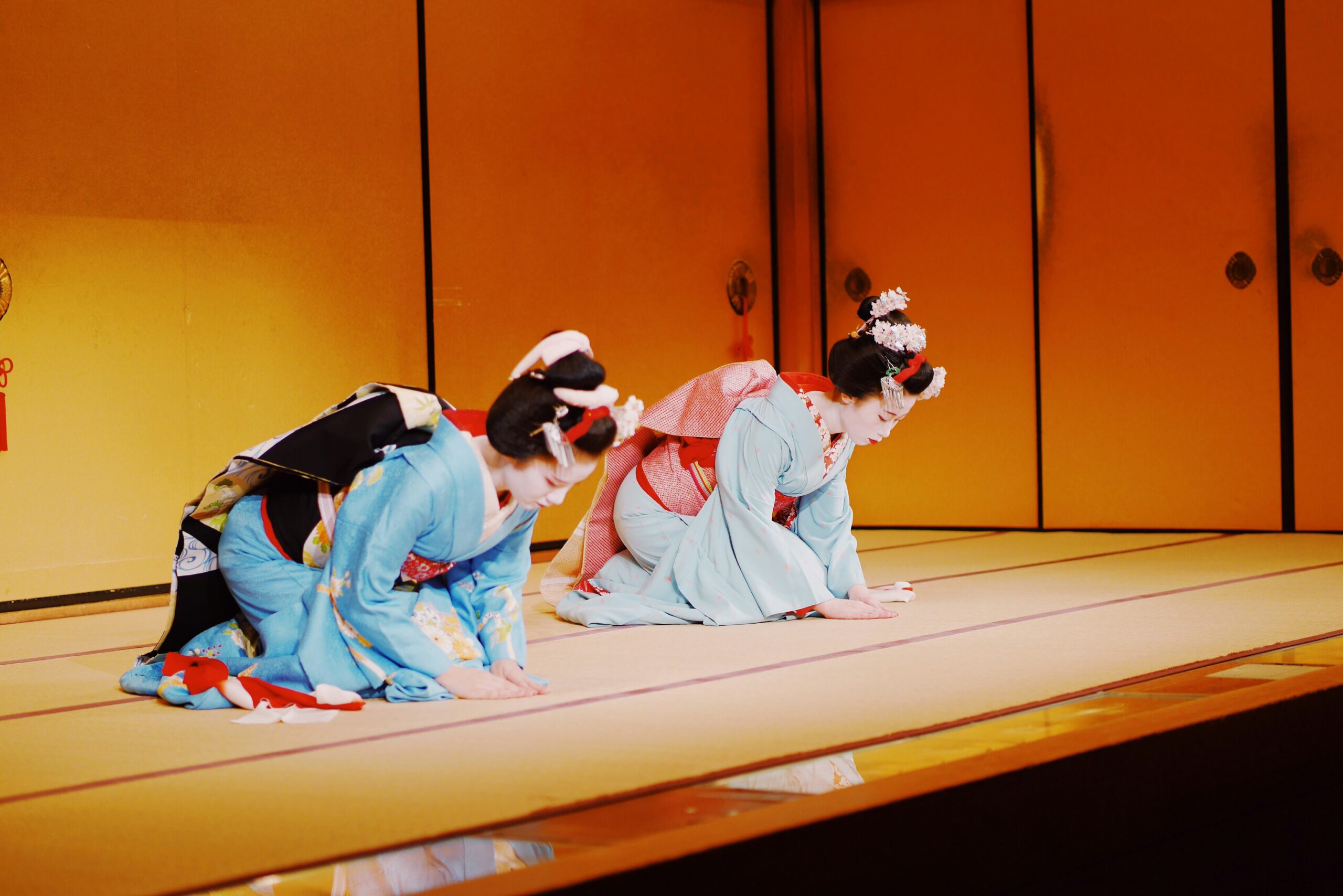 Greetings bowing and showing respect - Japanese culture tips