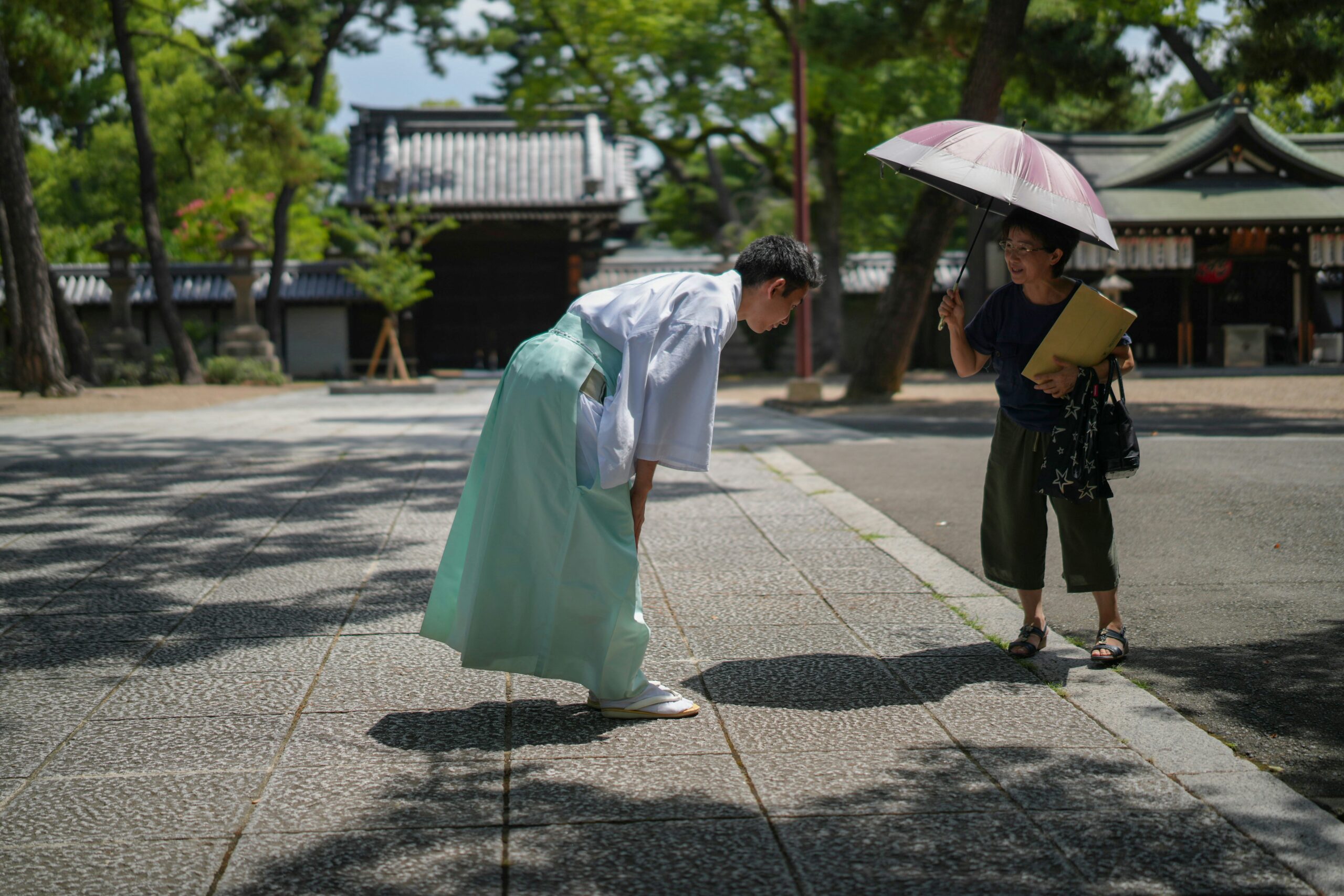bowing - Japanese greetings and etiquette